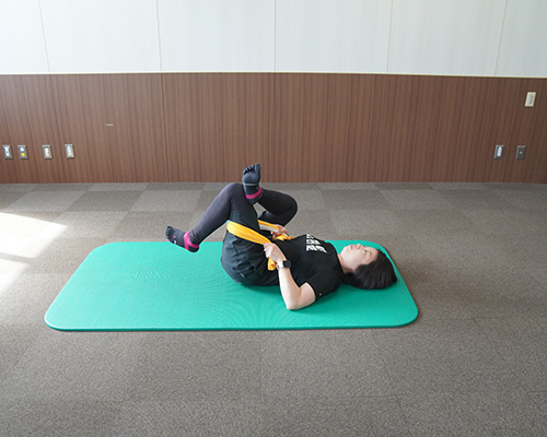 お尻のストレッチ2（タオル使用）